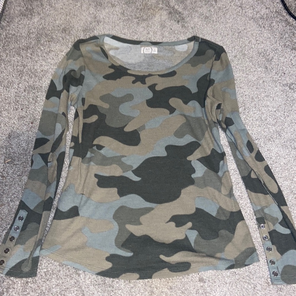 Maurice’s size medium camo long sleeve